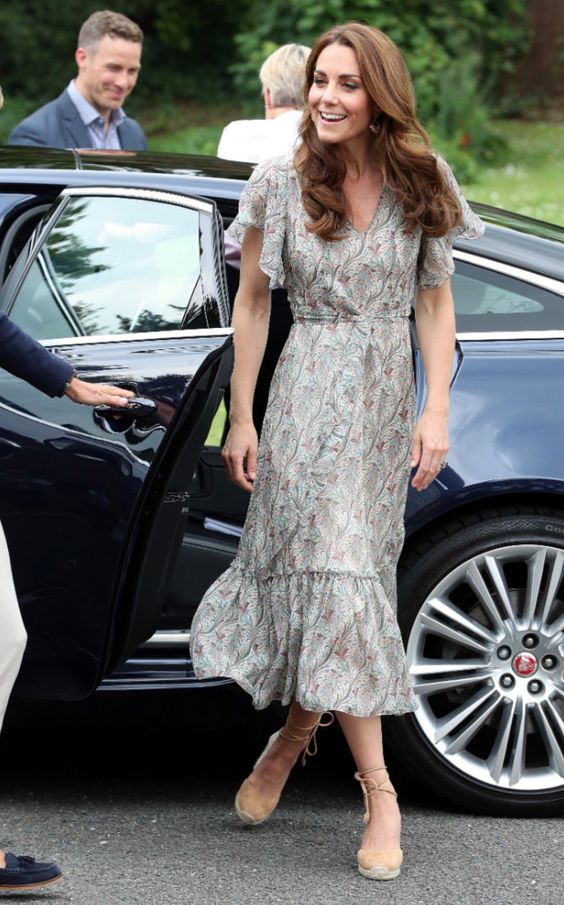 The Duchess of Cambridge in Paisley Summer Dress for Photography ...