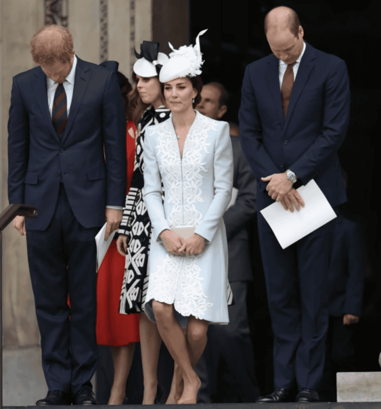 12 of Kate Middleton's Best Curtsy Moments - Dress Like A Duchess 12 of Kate Middleton's Best Curtsy Moments - Dress Like A Duchess